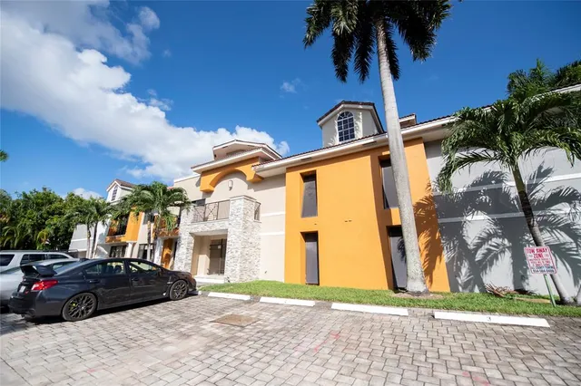 a view of front a house with a yard