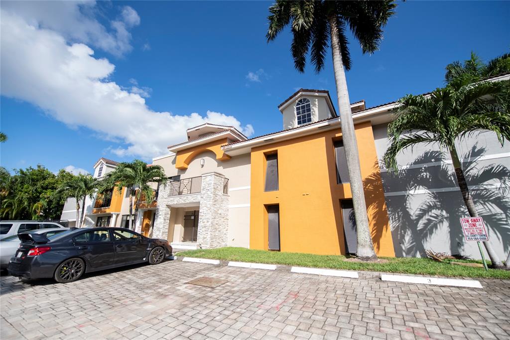 a view of front a house with a yard