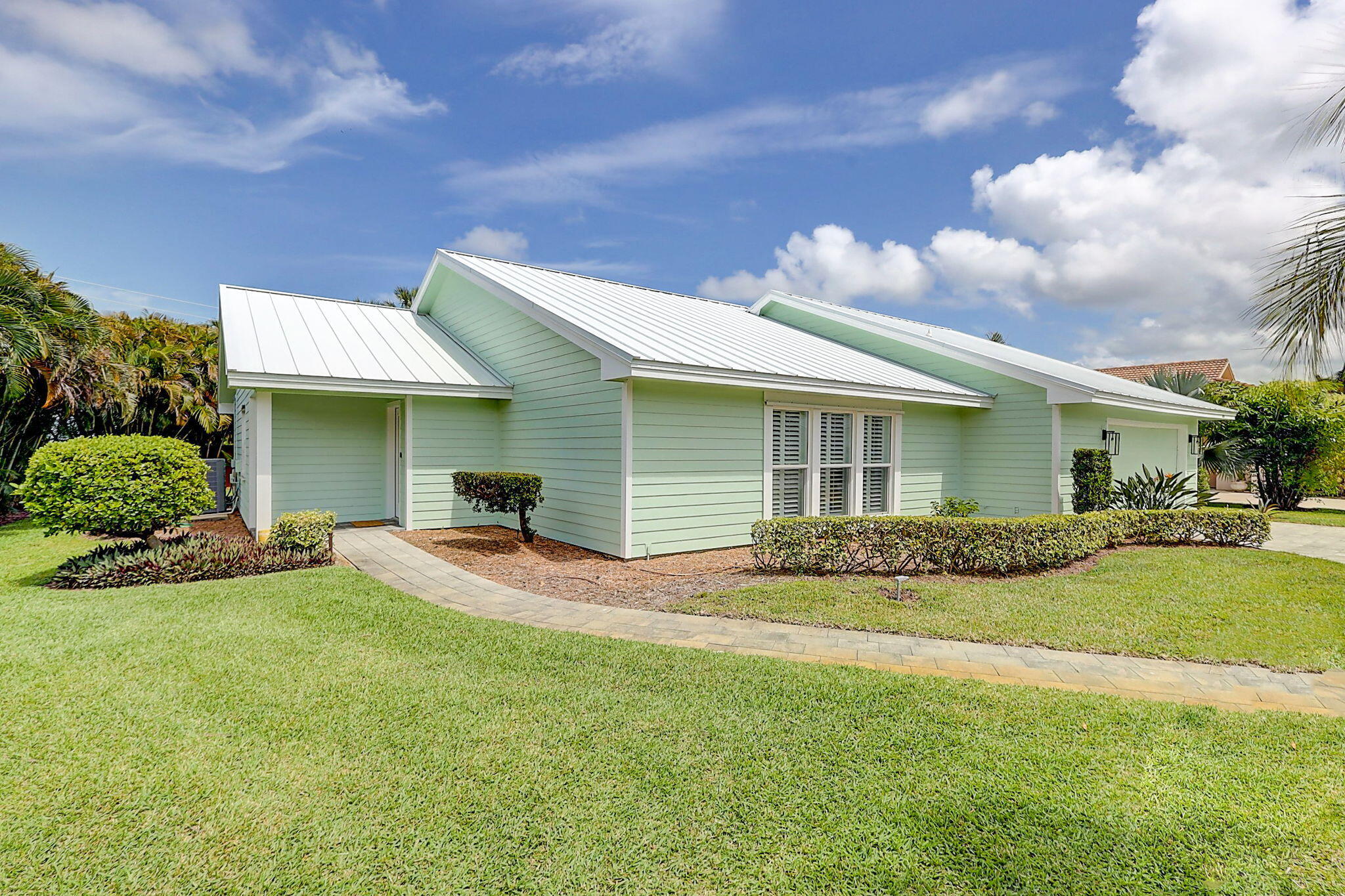 3824 Southeast Fairway East Stuart, FL 34997 - Photo 2 of 67 Come on in!