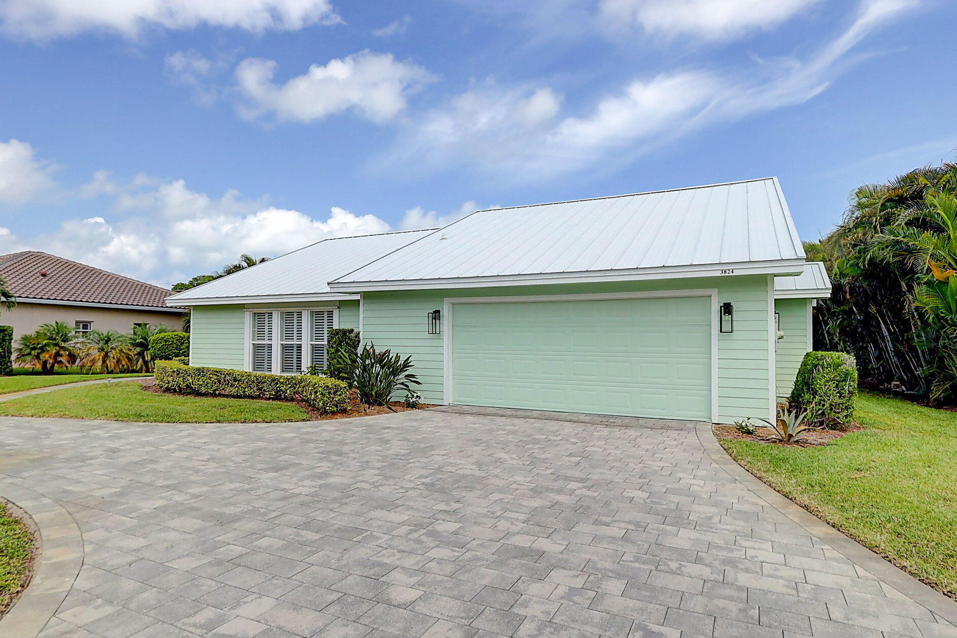 3824 Southeast Fairway East Stuart, FL 34997 - Photo 5 of 67 2 car garage