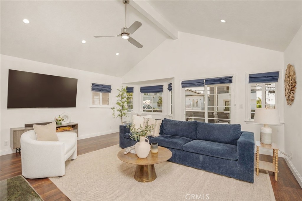 521 13th Street Manhattan Beach, CA 90266 - Photo 4 of 30 Living Room