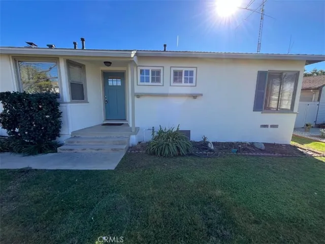 a view of a house with a backyard