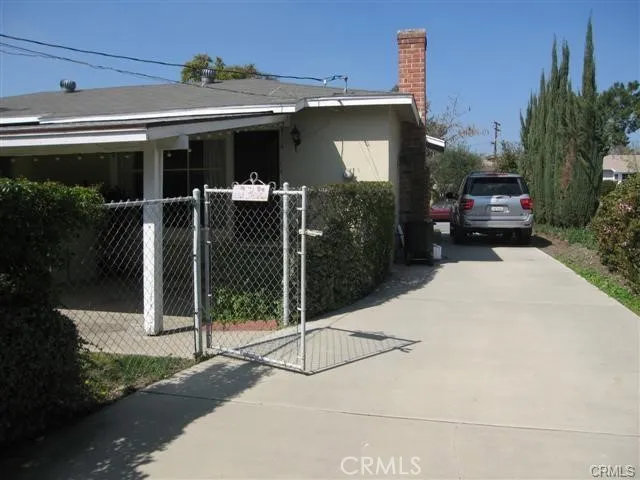 a view of a car park in front of house