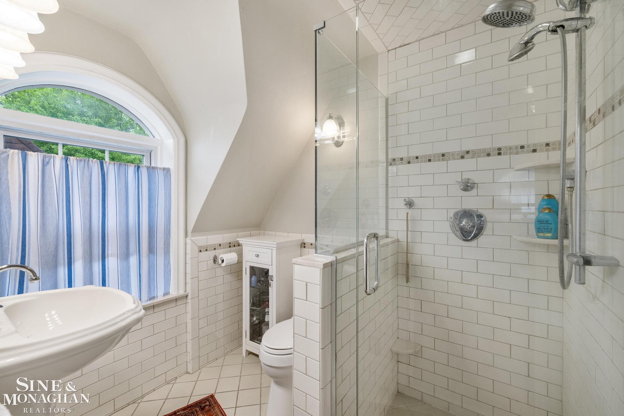 255 Lewiston Road Grosse Pointe, MI 48236 - Photo 24 of 40 50175856-e6f8a09e-d021-4fbb-bd21-db6ec7607259.JPG