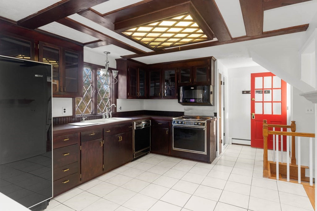 22 Surrey Road Salem, MA 01970 - Photo 11 of 38