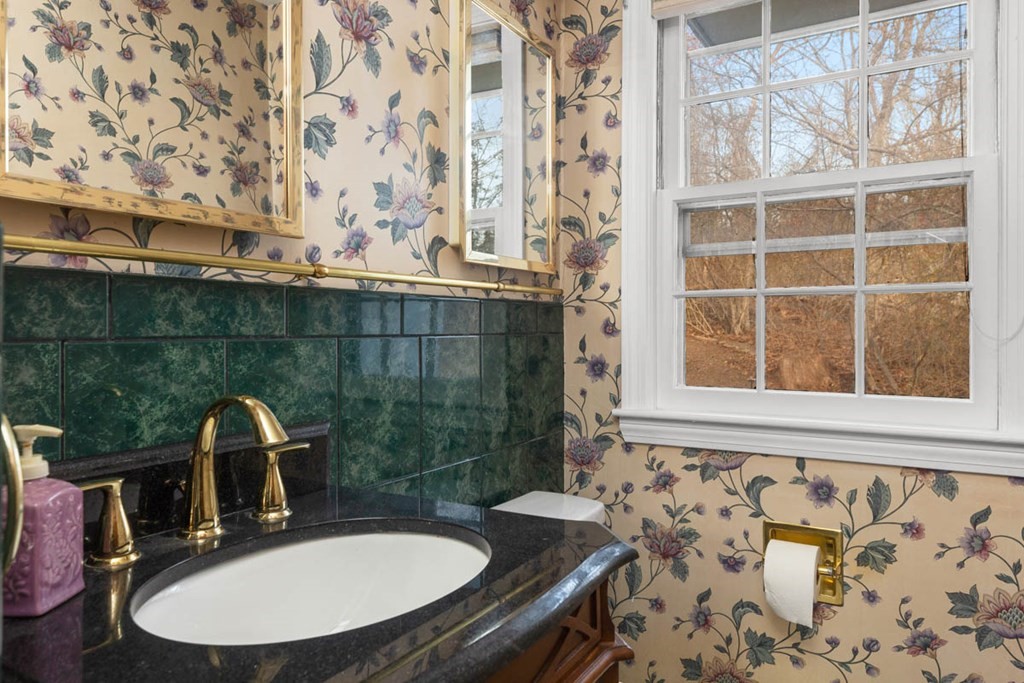 22 Surrey Road Salem, MA 01970 - Photo 14 of 38