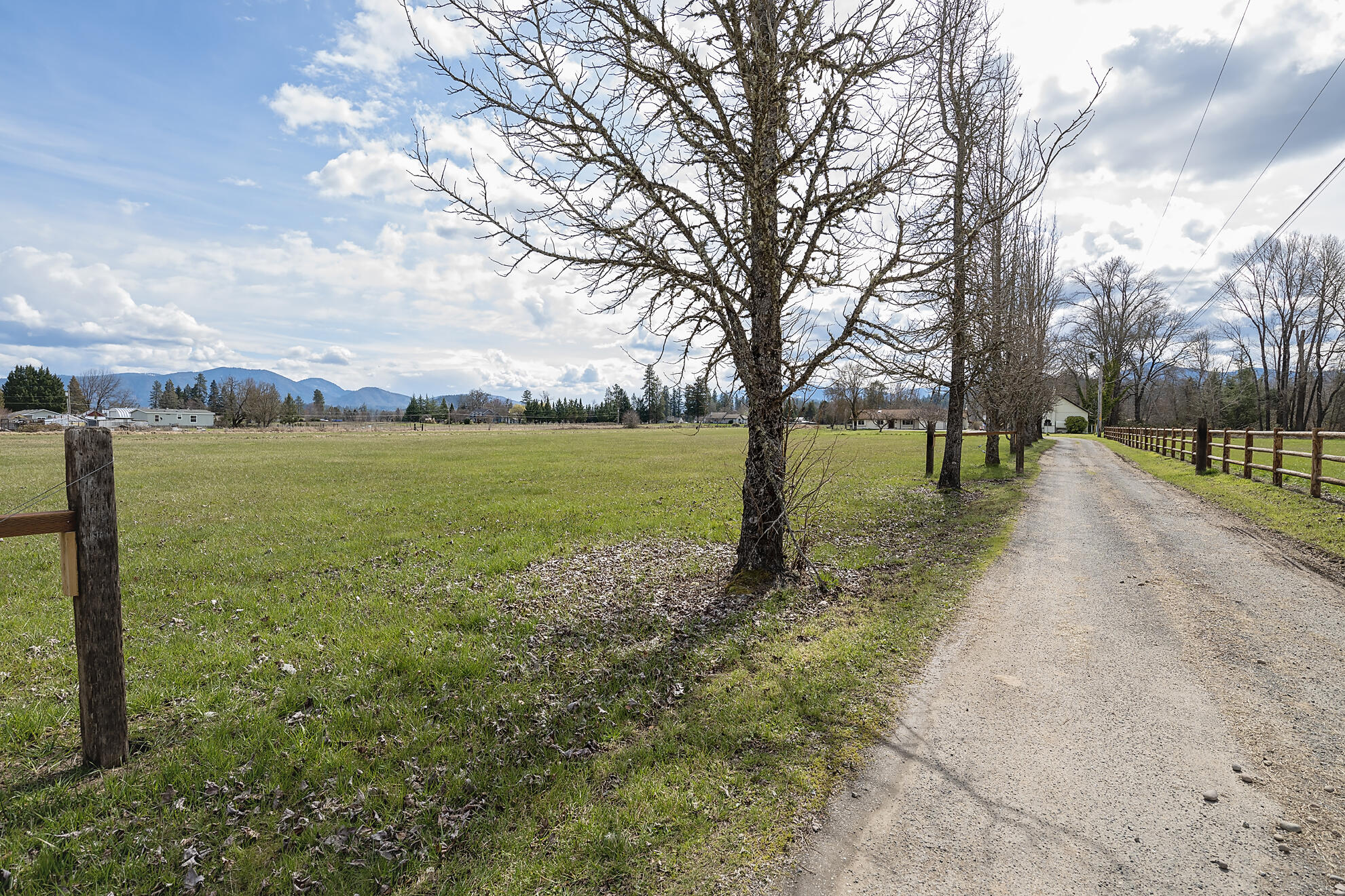 3739 Leonard Road Grants Pass, OR 97527 - Photo 31 of 31 Property Entrance