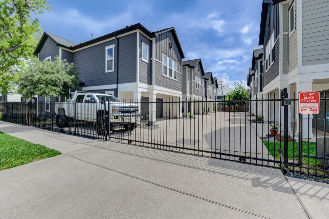 2534 Terry Street Houston, TX 77009 - Photo 4 of 40