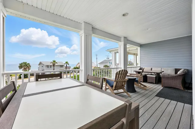 a view of a fountain in front of a house