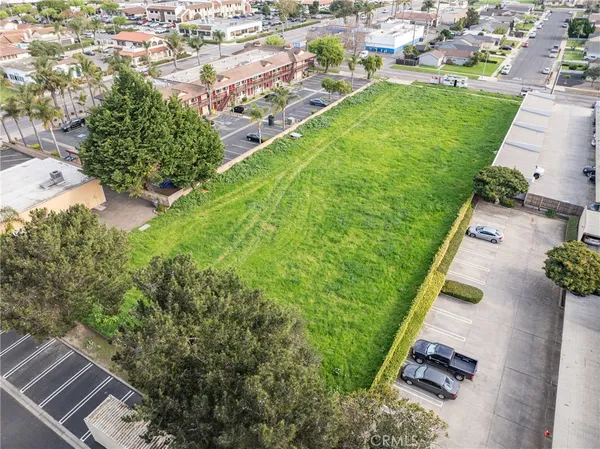 an aerial view of a yard