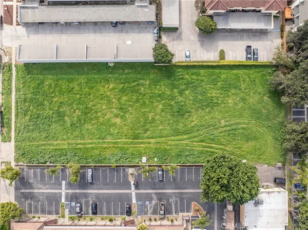 a view of a back yard