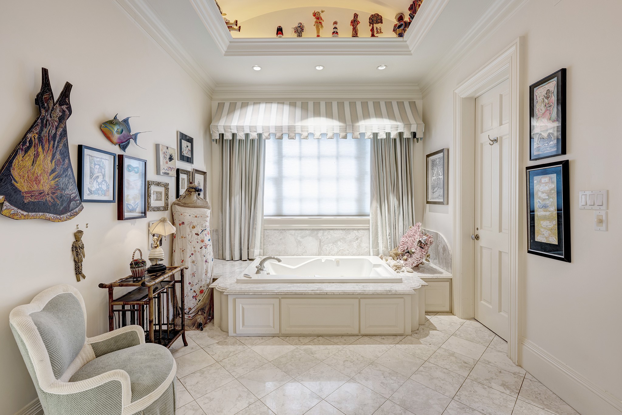 3653 Inverness Drive Houston, TX 77019 - Photo 25 of 39 Unwind in the spacious jetted tub adorned with marble decking. Enjoy the privacy of a water closet and easy access to the dressing room, which includes two walk-in closets.