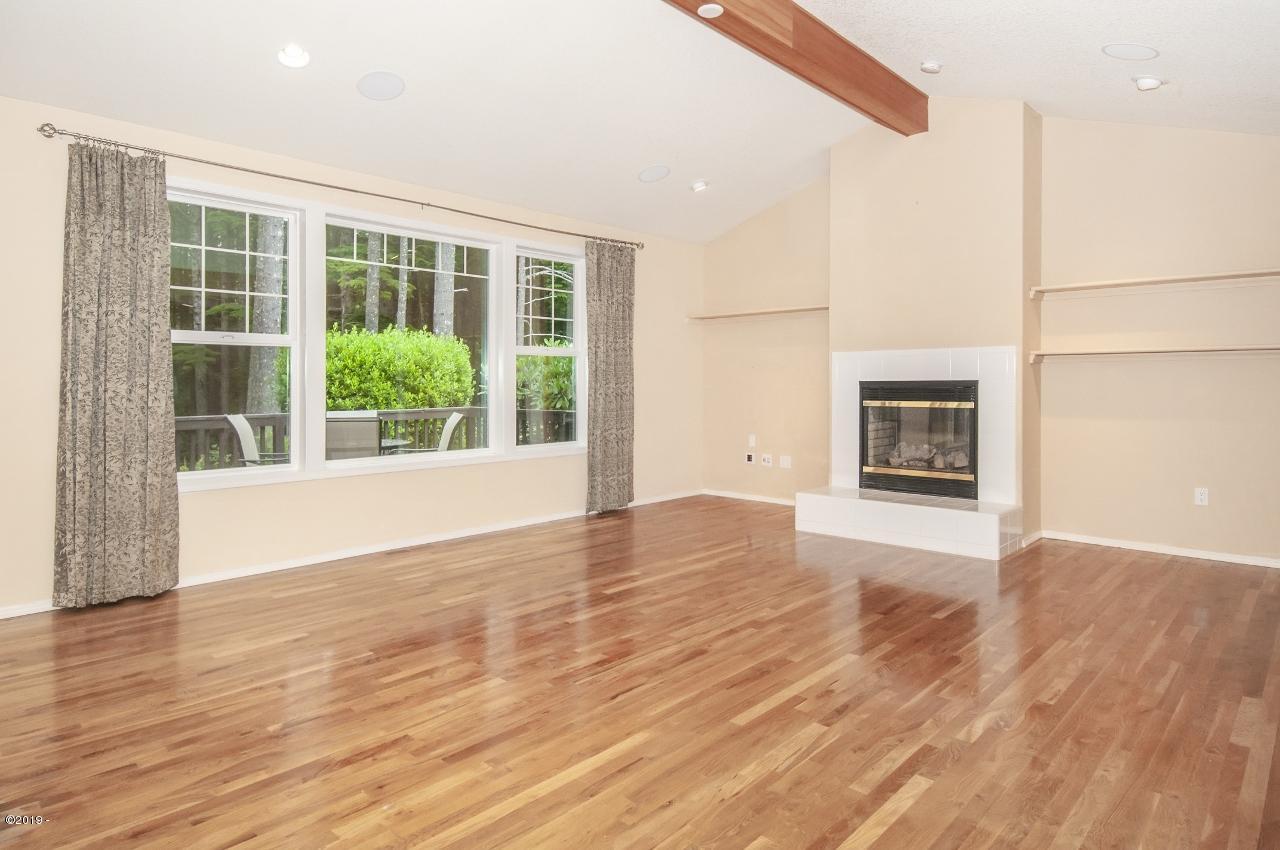 55 Gull Station Depoe Bay, OR 97341 - Photo 5 of 44 Living Room
