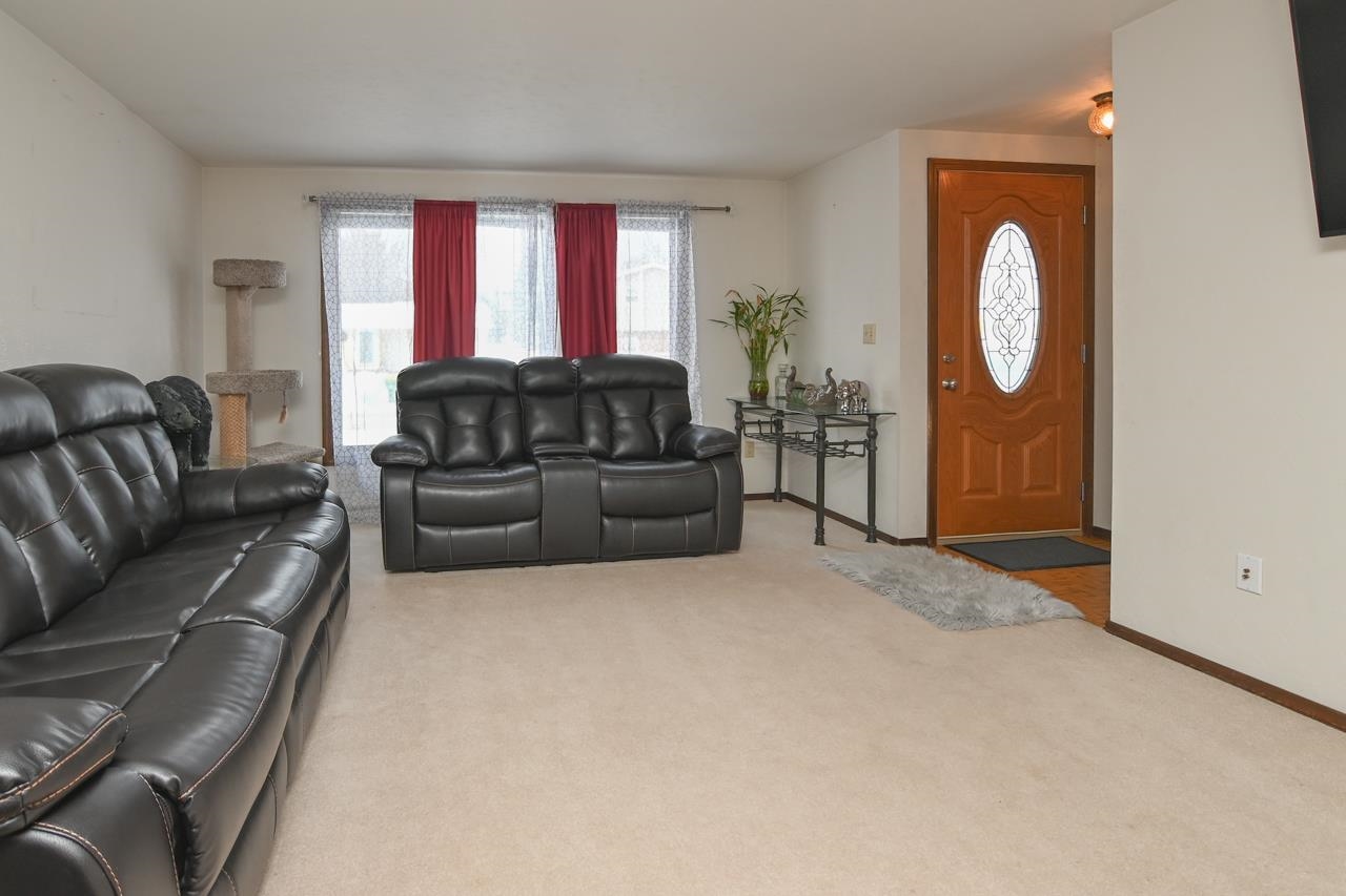 441 Menlo Park Road Green Bay, WI 54302 - Photo 2 of 27