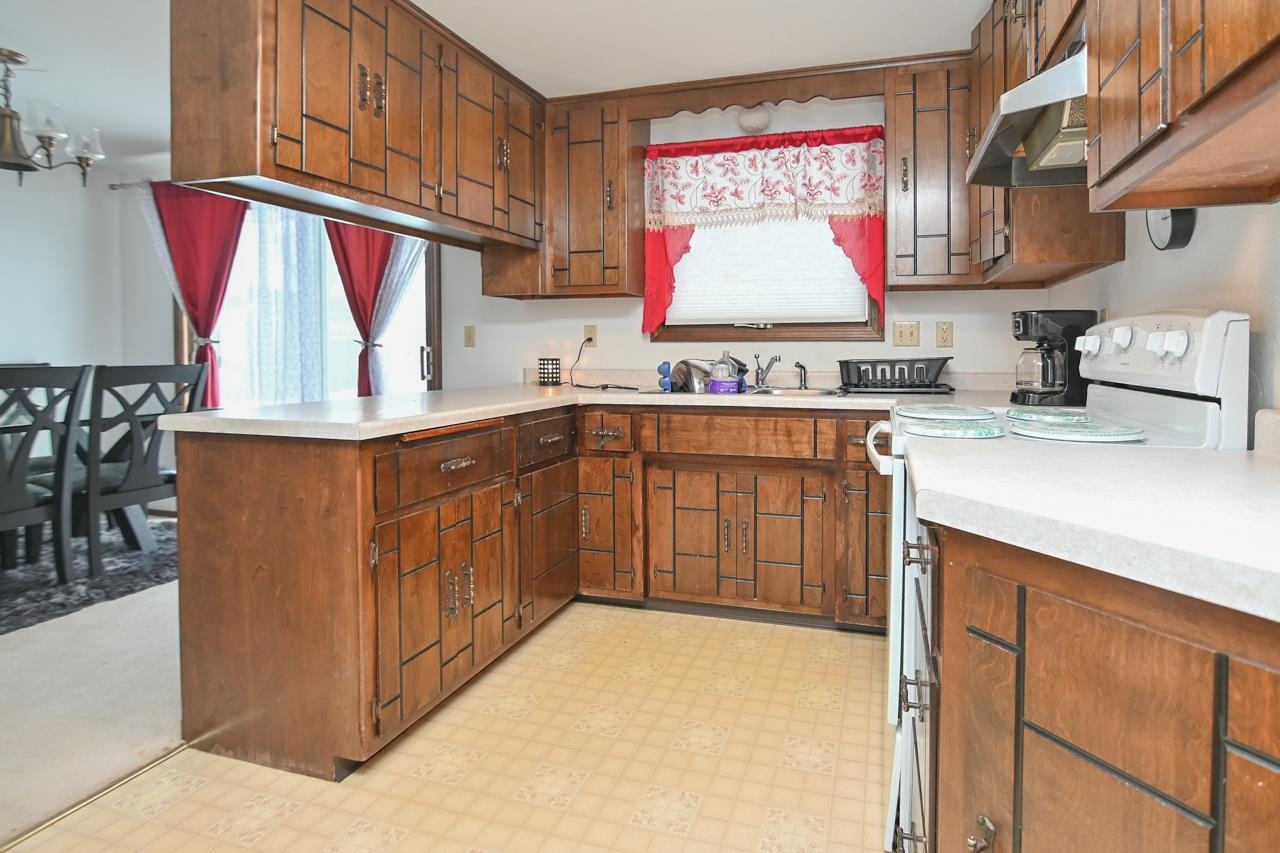 441 Menlo Park Road Green Bay, WI 54302 - Photo 9 of 27