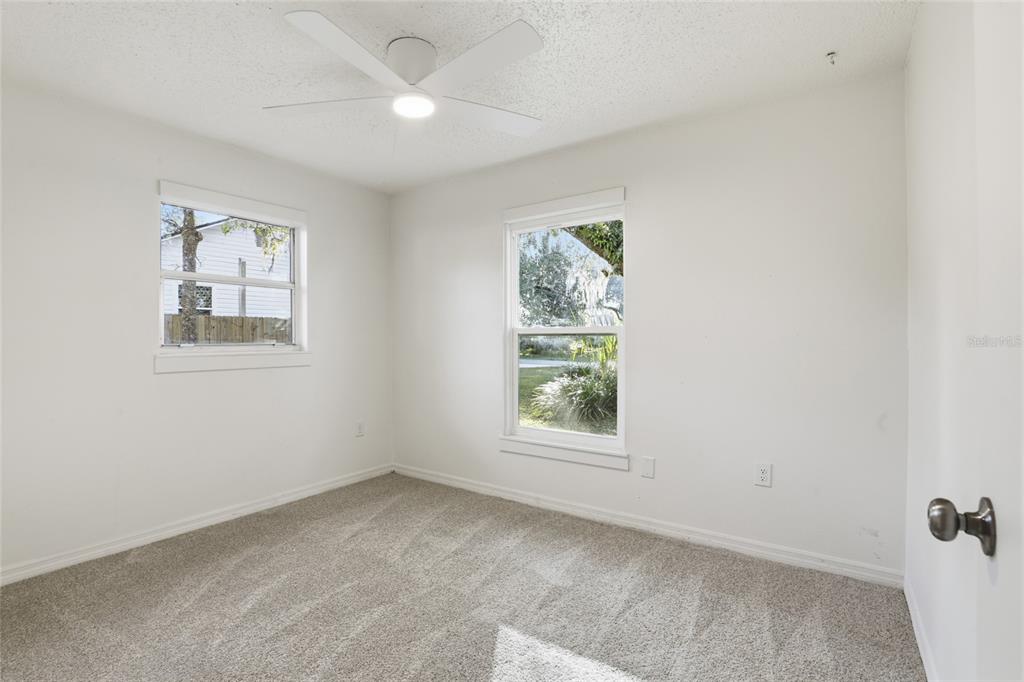 331 Northeast 2nd Street Williston, FL 32696 - Photo 16 of 29 an empty room with windows
