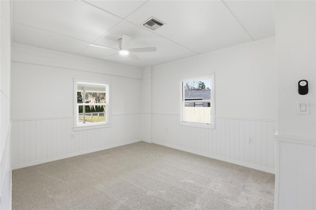 331 Northeast 2nd Street Williston, FL 32696 - Photo 19 of 29 an empty room with a window