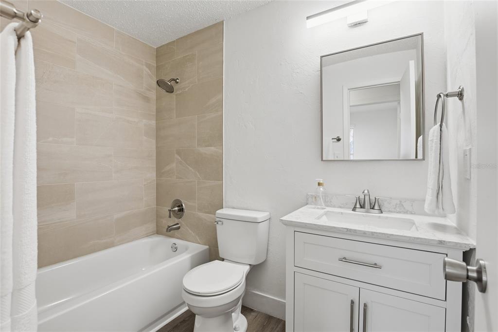 331 Northeast 2nd Street Williston, FL 32696 - Photo 20 of 29 a bathroom with a sink toilet and shower