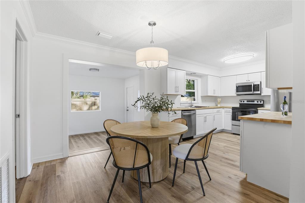 331 Northeast 2nd Street Williston, FL 32696 - Photo 10 of 29 a dining room with furniture and window