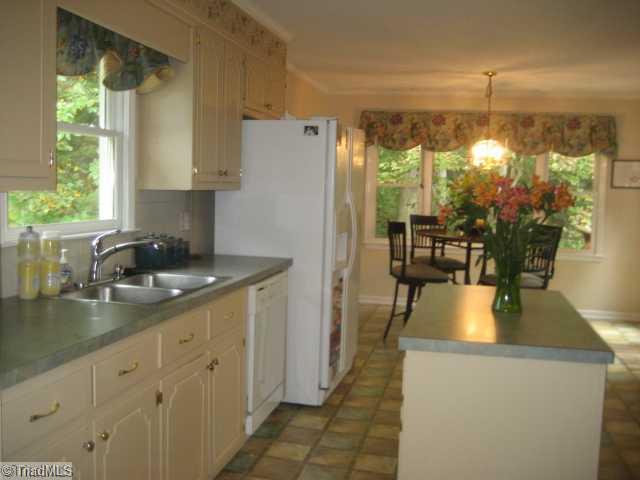133 Roquemore Road Clemmons, NC 27012 - Photo 2 of 16 Kitchen.