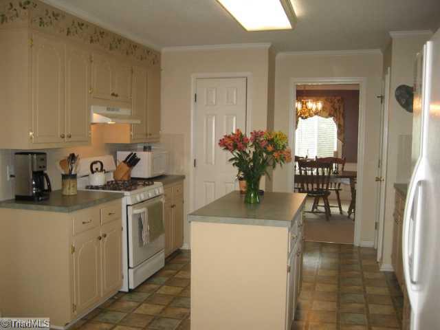 133 Roquemore Road Clemmons, NC 27012 - Photo 3 of 16 Kitchen.