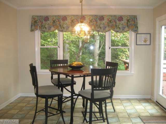 133 Roquemore Road Clemmons, NC 27012 - Photo 4 of 16 Breakfast.
