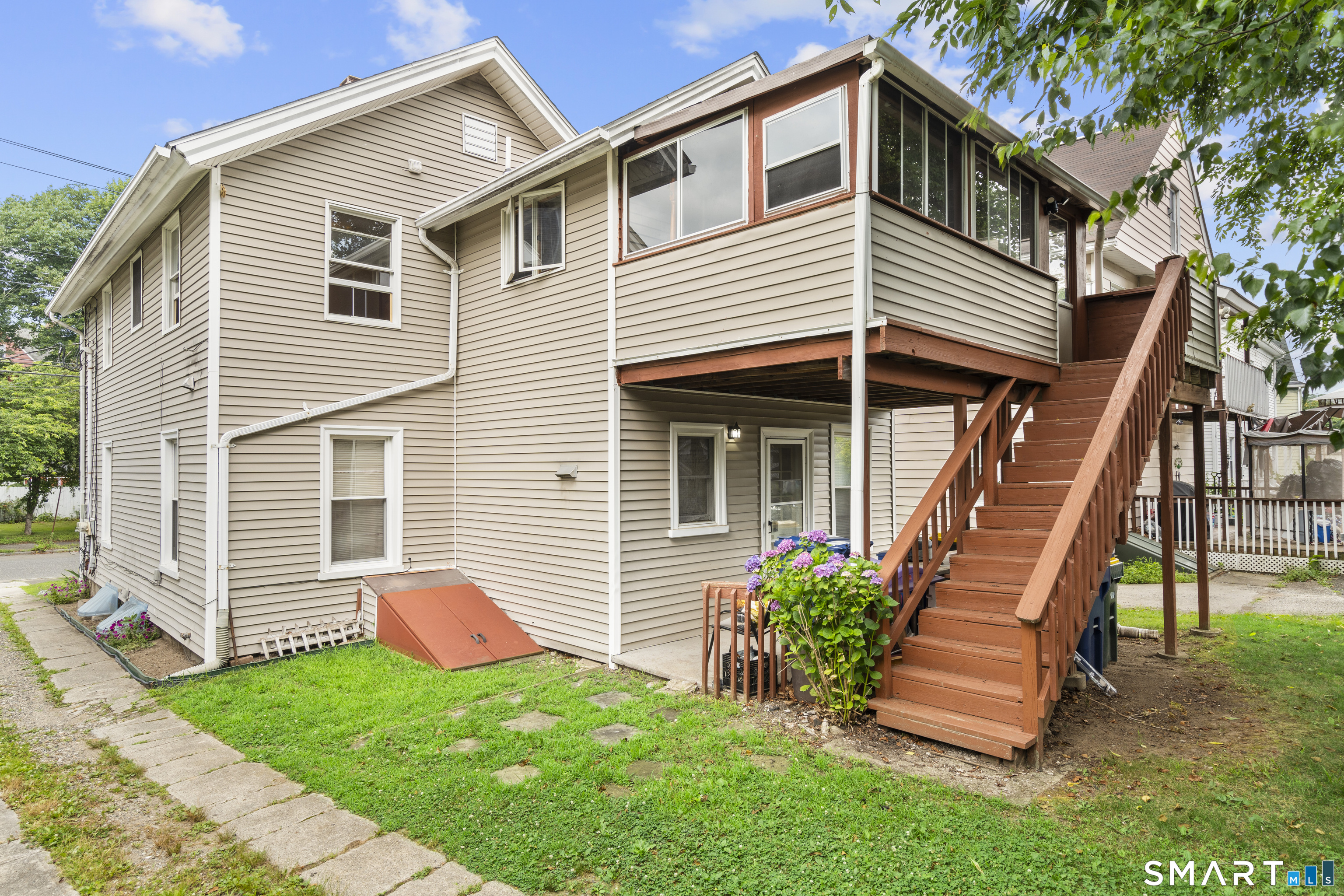 19 Jackson Street Ansonia, CT 06401 - Photo 3 of 18