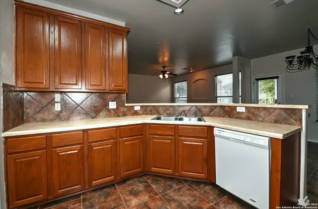 $2,550 | 611 American Flag, Schertz, TX 78108