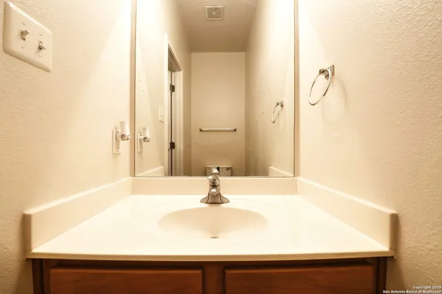 $2,550 | 611 American Flag, Schertz, TX 78108