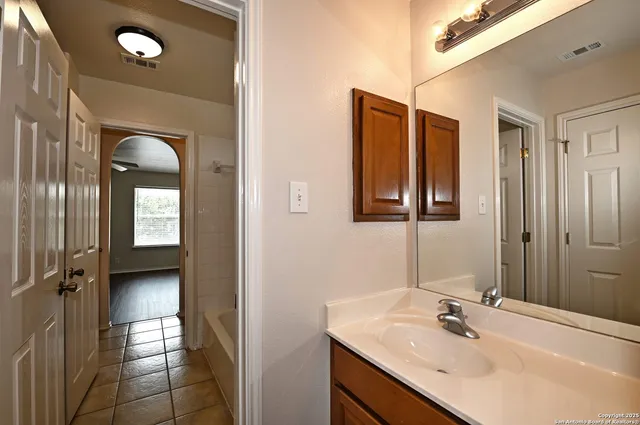 $2,550 | 611 American Flag, Schertz, TX 78108