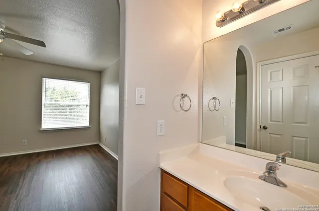 $2,550 | 611 American Flag, Schertz, TX 78108