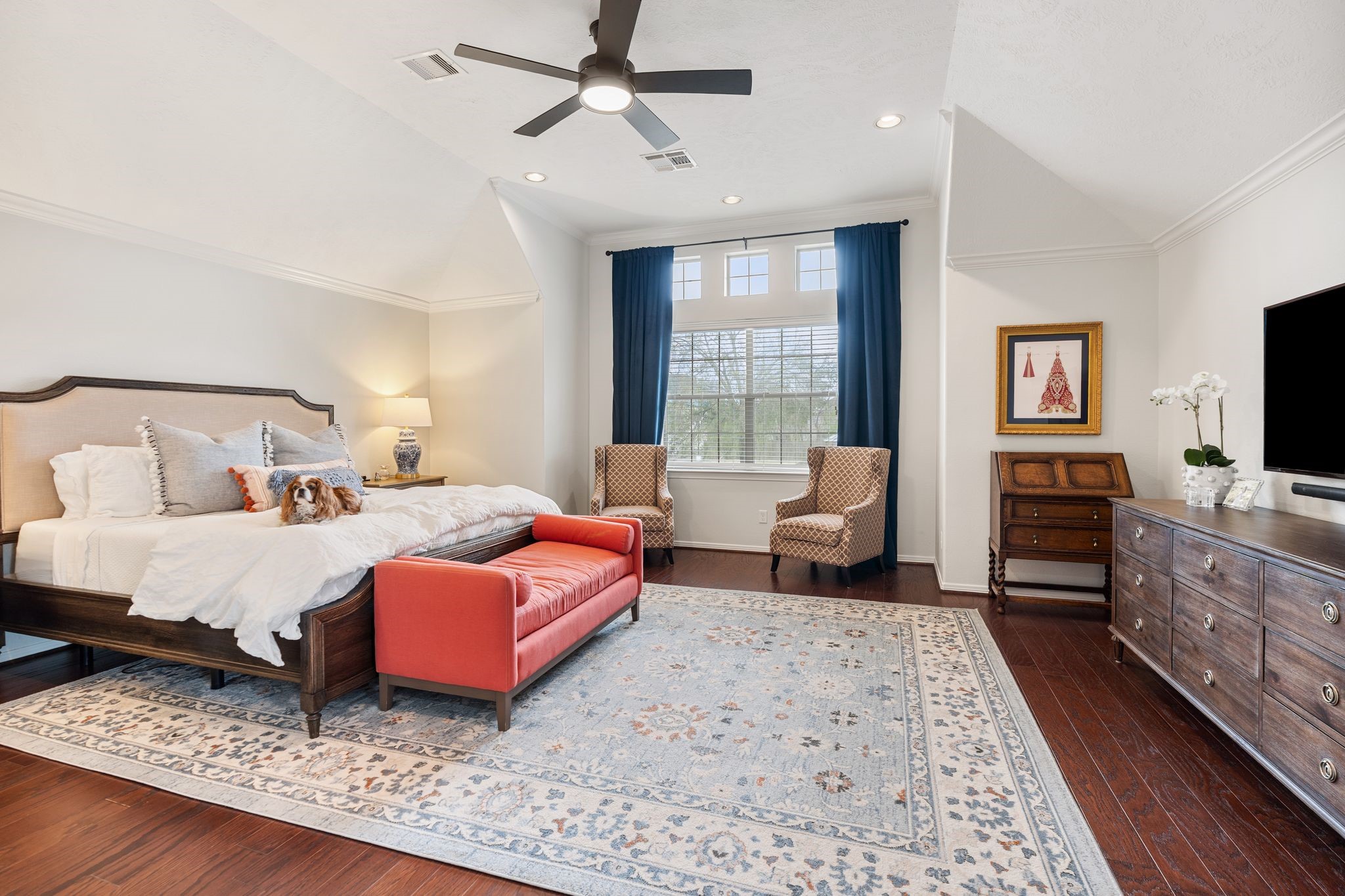 834 West 18th Street, Unit B Houston, TX 77008 - Photo 13 of 24 Large primary suite with vaulted ceilings