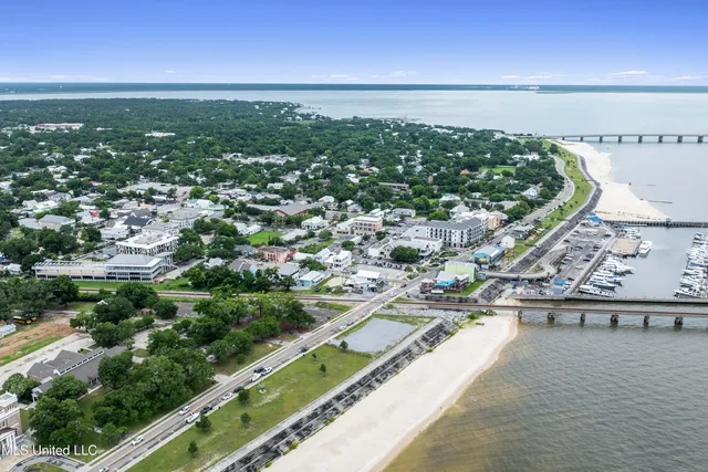 $389,900 | 124 Court Street, Unit 203, Bay St. Louis, MS 39520