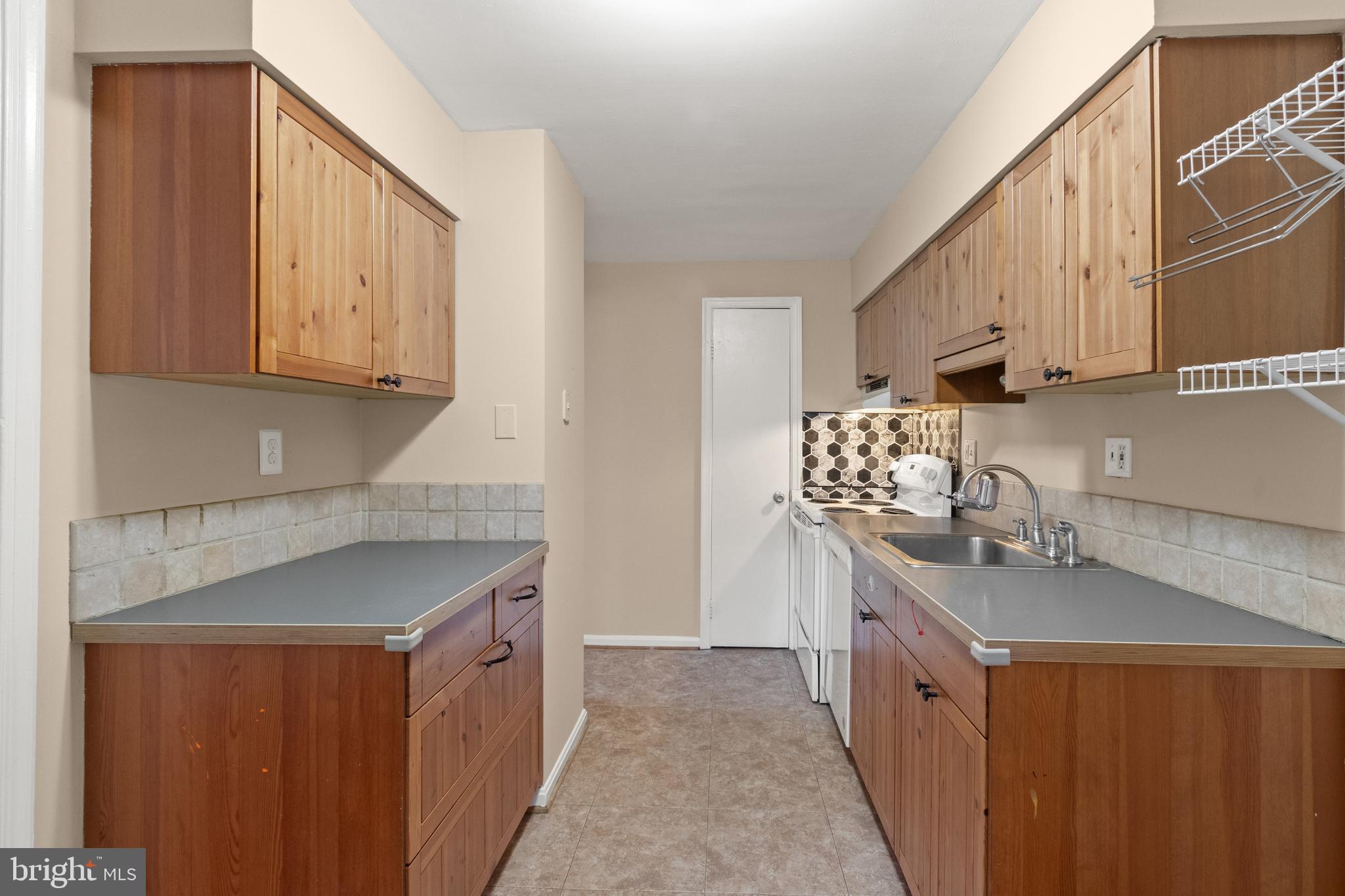 13143 Putnam Circle Woodbridge, VA 22191 - Photo 11 of 38 a kitchen with stainless steel appliances granite countertop a sink stove and cabinets