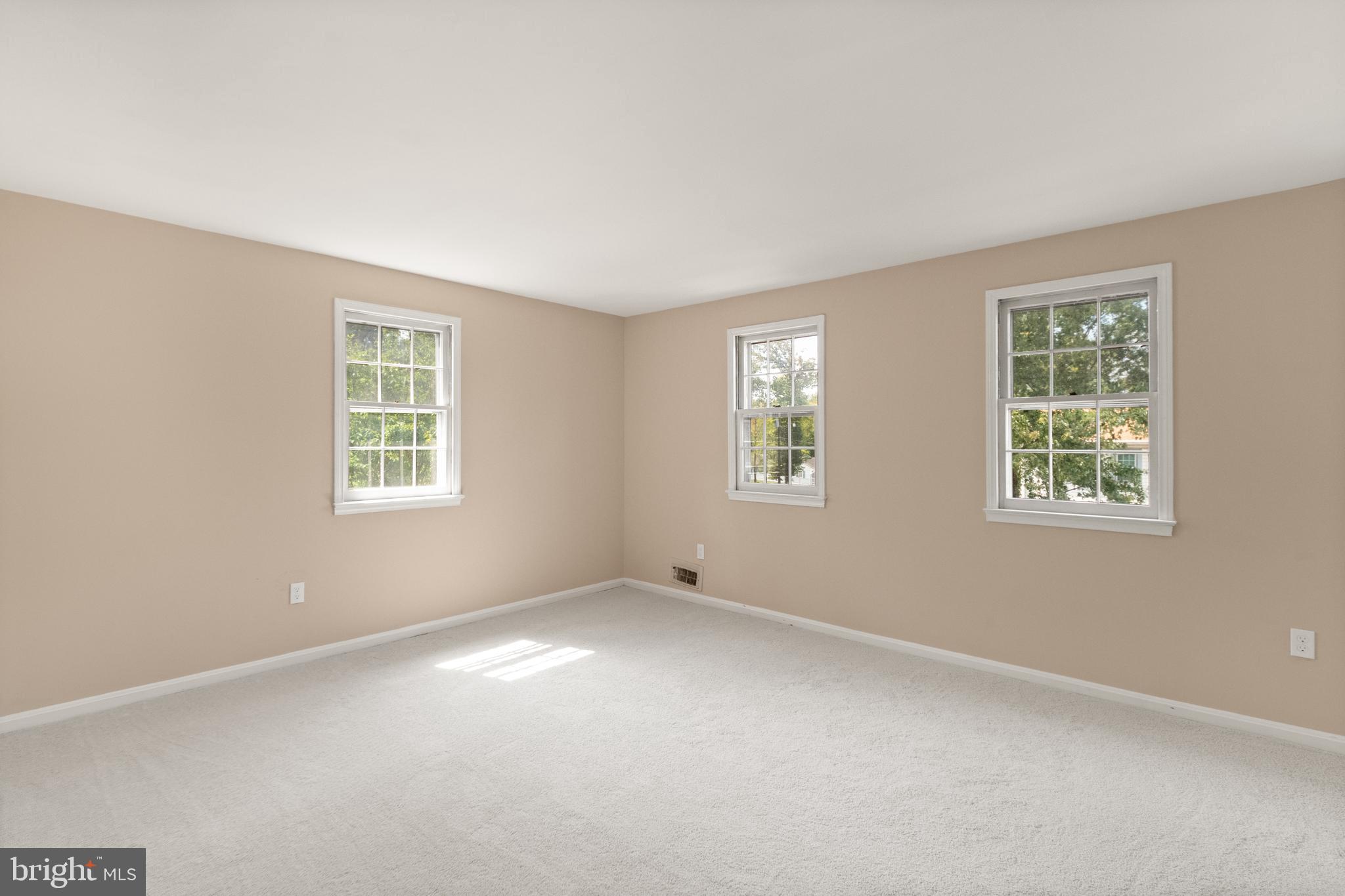 13143 Putnam Circle Woodbridge, VA 22191 - Photo 13 of 38 an empty room with windows