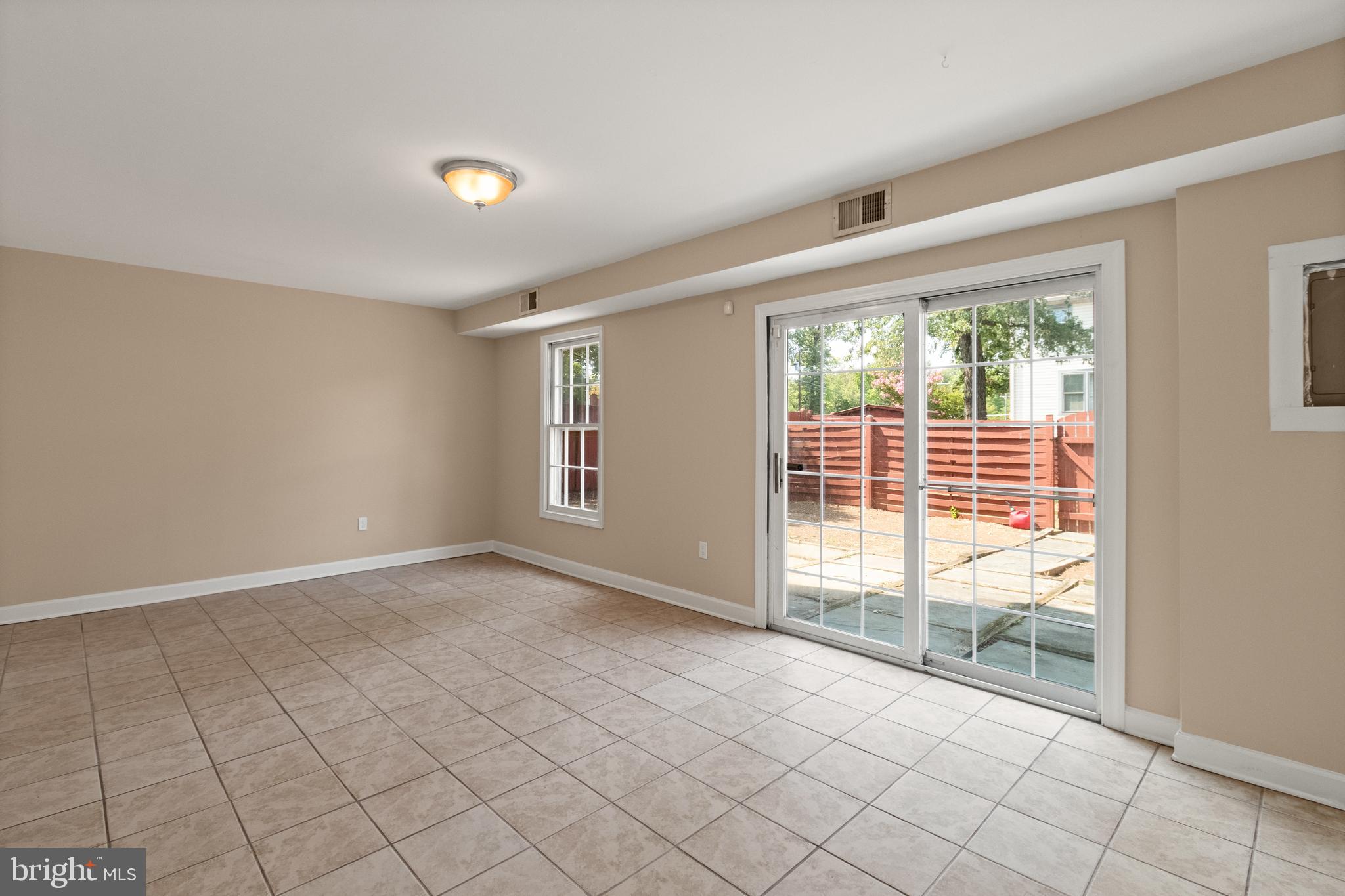 13143 Putnam Circle Woodbridge, VA 22191 - Photo 21 of 38 a view of an empty room and window