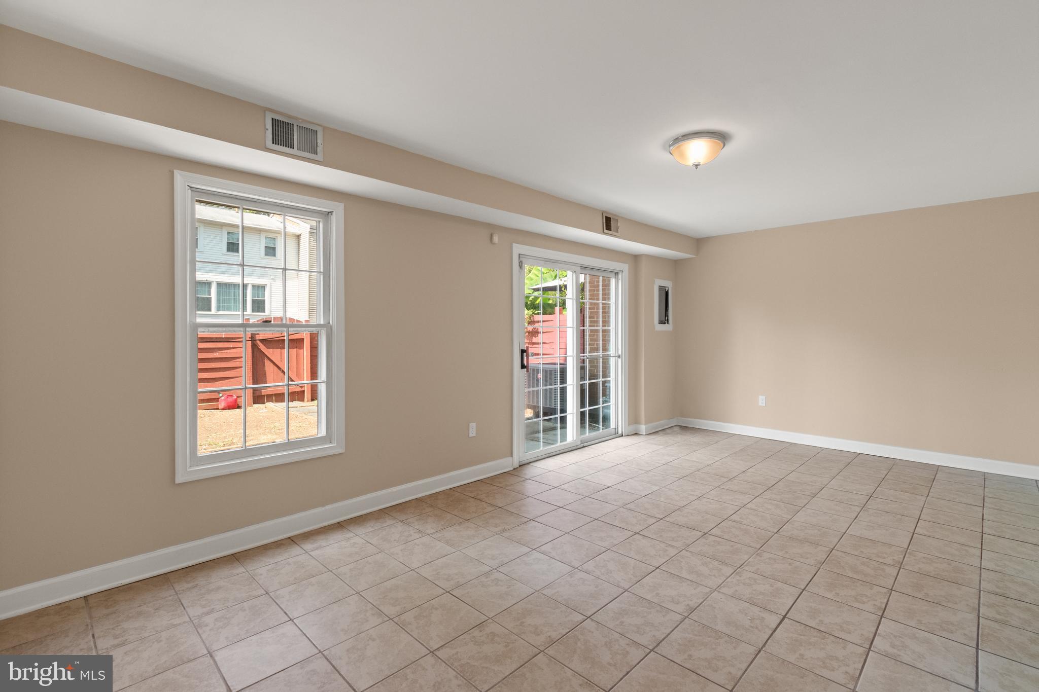 13143 Putnam Circle Woodbridge, VA 22191 - Photo 22 of 38 an empty room with windows