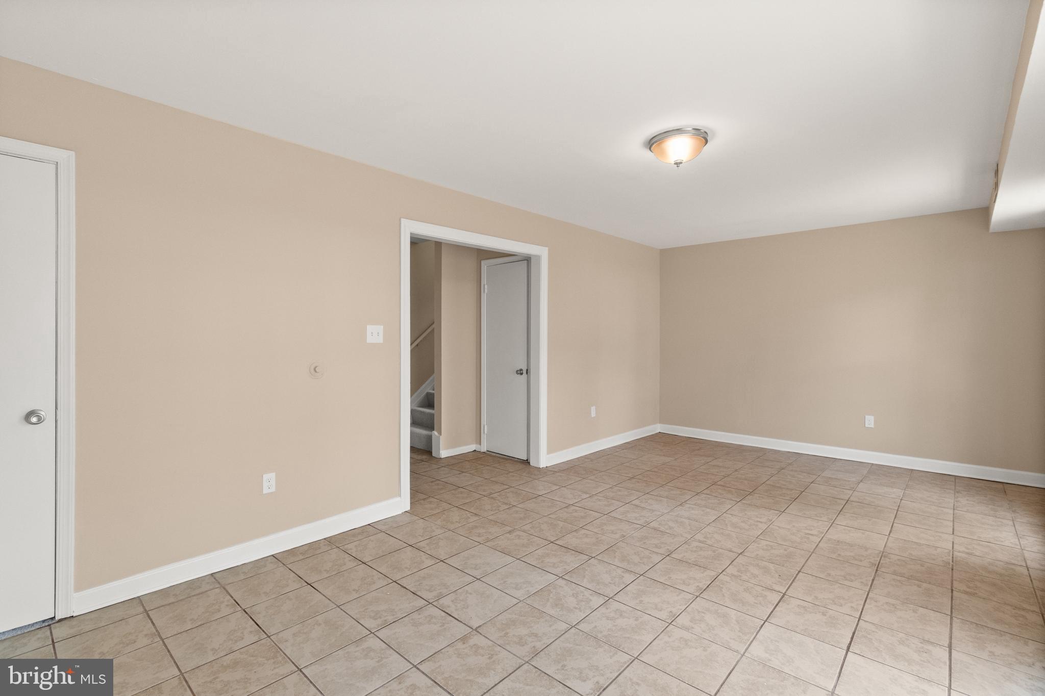 13143 Putnam Circle Woodbridge, VA 22191 - Photo 24 of 38 a view of an empty room and window