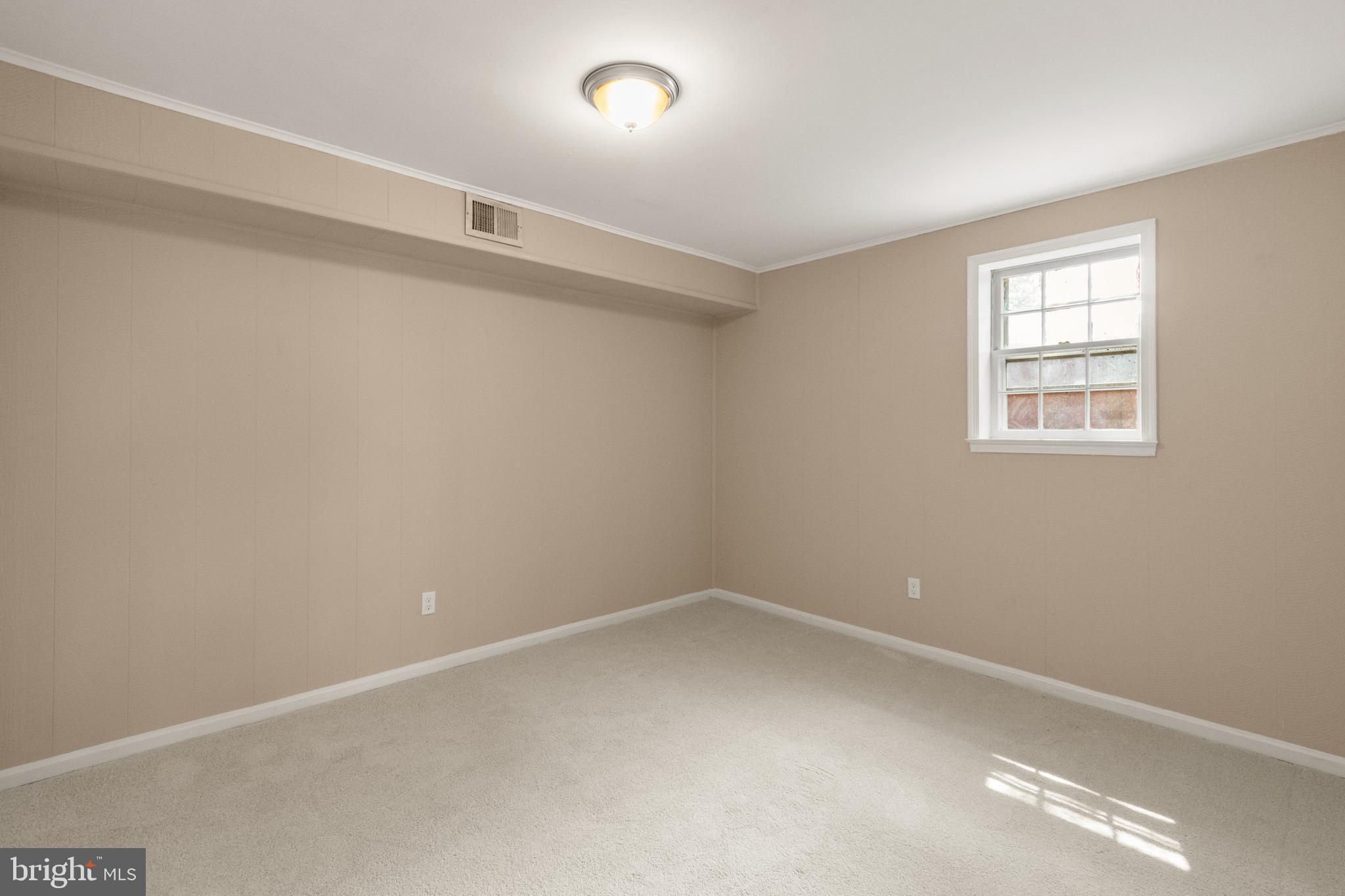 13143 Putnam Circle Woodbridge, VA 22191 - Photo 33 of 38 an empty room with a window