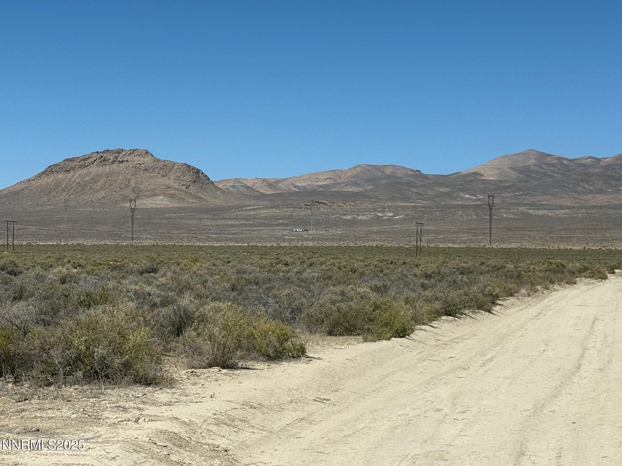 27 St Lovelock Nv 89419 Lovelock, NV 89419 - Photo 4 of 4 a view of a large mountain with a mountain in the background