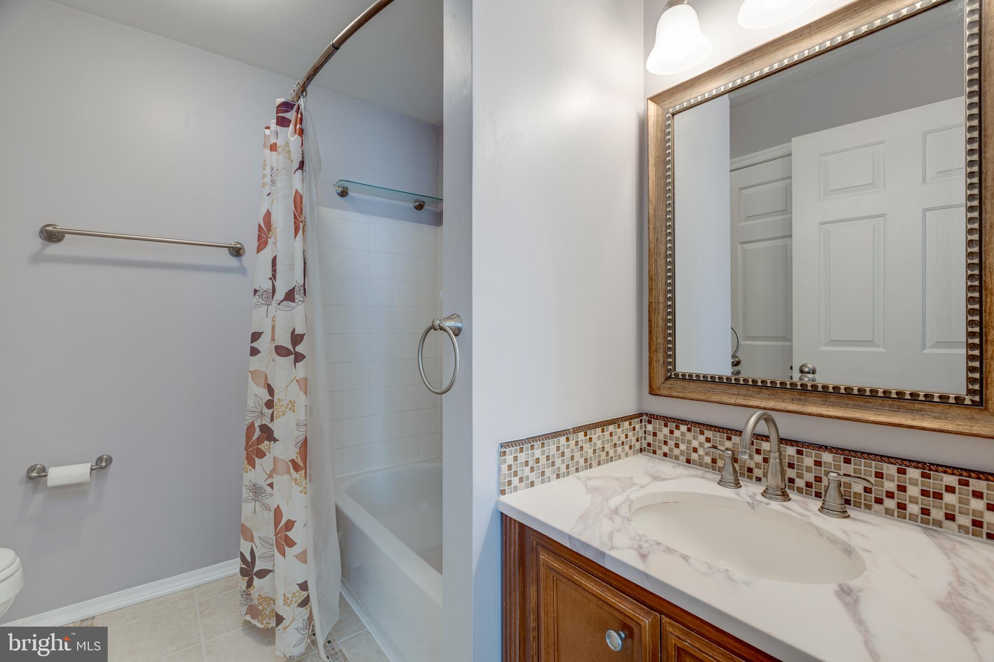 635 Constellation Square Southeast, Unit G Leesburg, VA 20175 - Photo 12 of 15 Primary Bathroom