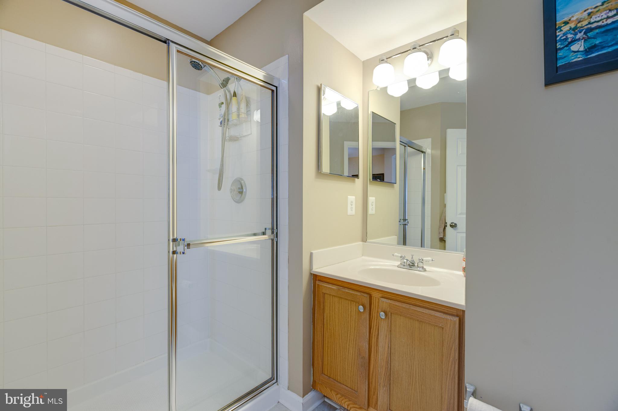 635 Constellation Square Southeast, Unit G Leesburg, VA 20175 - Photo 9 of 15 2nd Bathroom