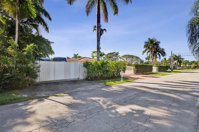 $1,100,000 | 2 Northeast 160th Street, Miami, FL 33162