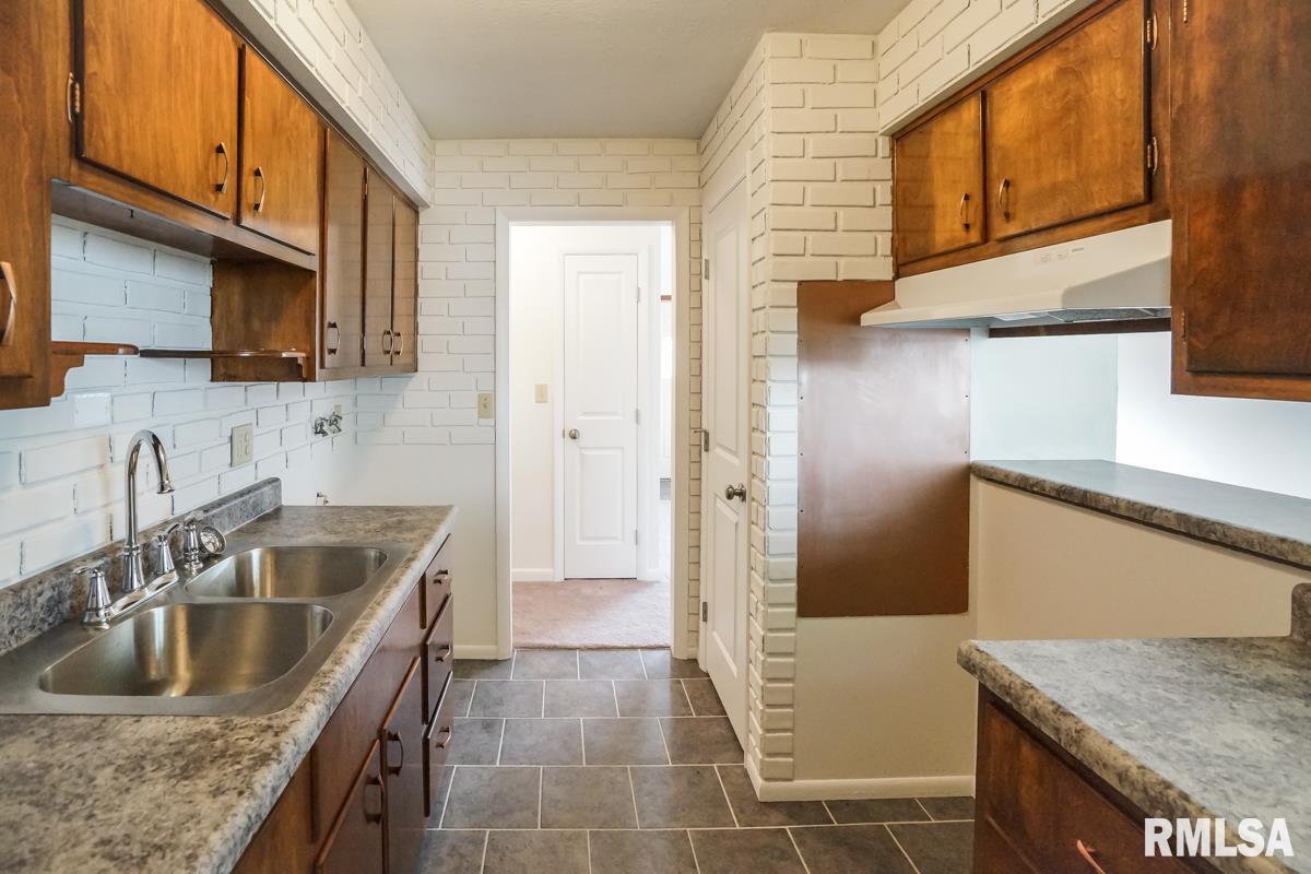 302 East Bittersweet Road Washington, IL 61571 - Photo 11 of 36 Gallery Image 11