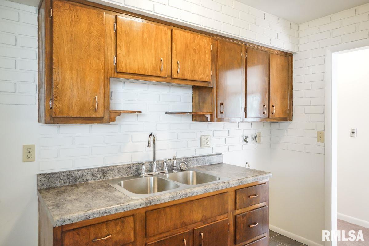 302 East Bittersweet Road Washington, IL 61571 - Photo 12 of 36 Gallery Image 12