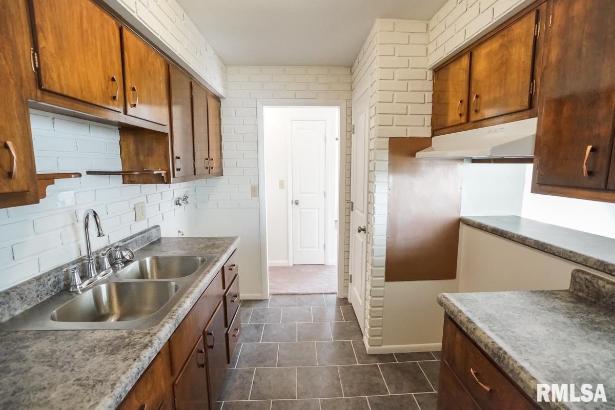 302 East Bittersweet Road Washington, IL 61571 - Photo 15 of 36 Gallery Image 15
