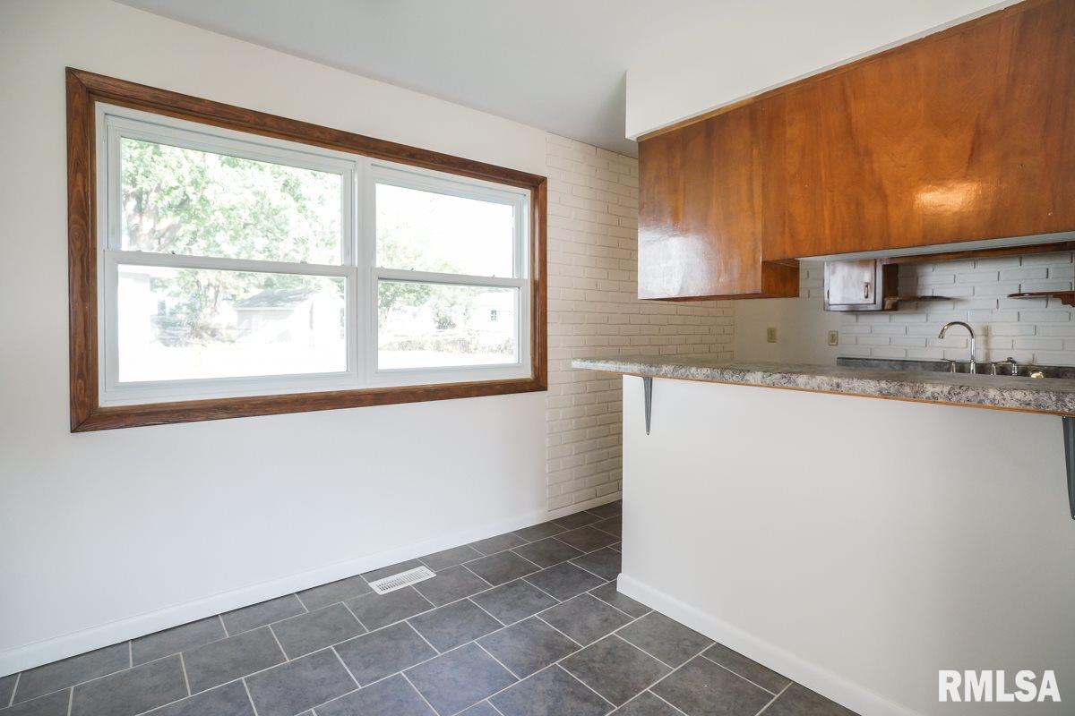 302 East Bittersweet Road Washington, IL 61571 - Photo 17 of 36 Gallery Image 17