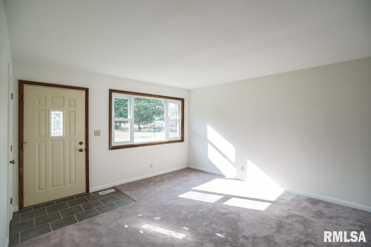 302 East Bittersweet Road Washington, IL 61571 - Photo 8 of 36 Gallery Image 8