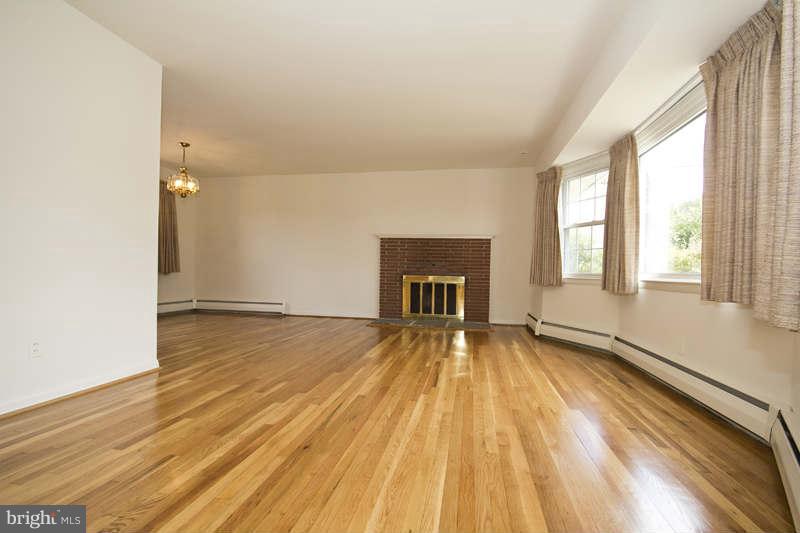 703 Squires Road Baltimore, MD 21286 - Photo 4 of 29 Living Room