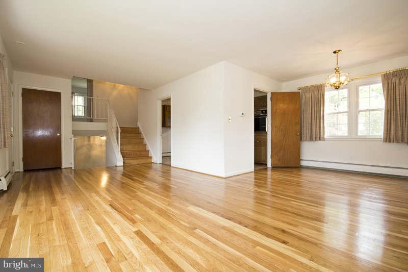 703 Squires Road Baltimore, MD 21286 - Photo 5 of 29 Living Room
